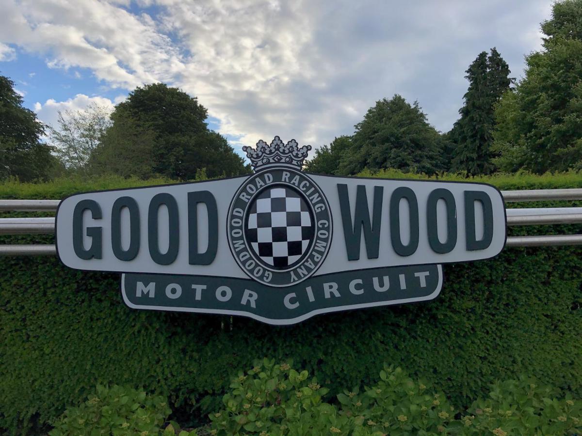 Flint House - Goodwood Events Panzió Chichester Kültér fotó